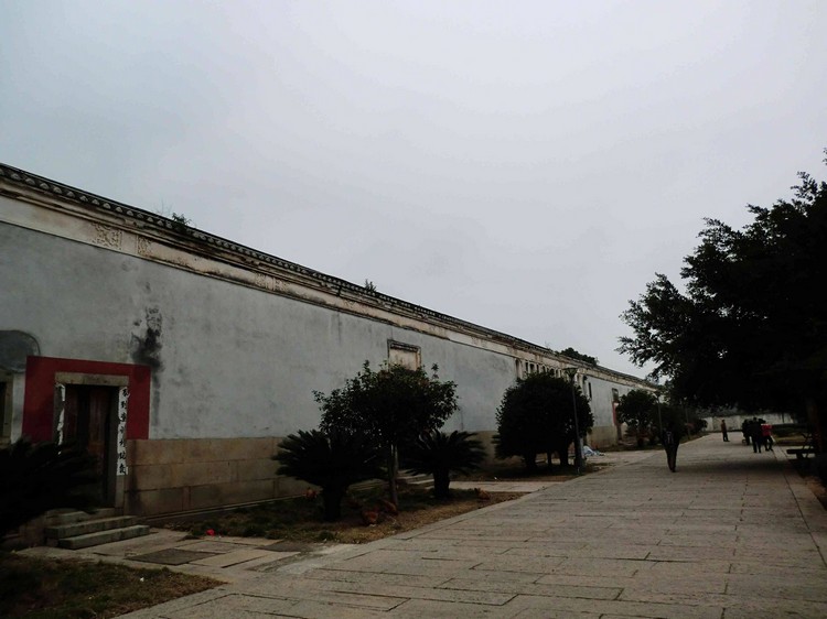長樂鶴上鎮「九頭馬」古民居，正面五座院落相連，總長120米。