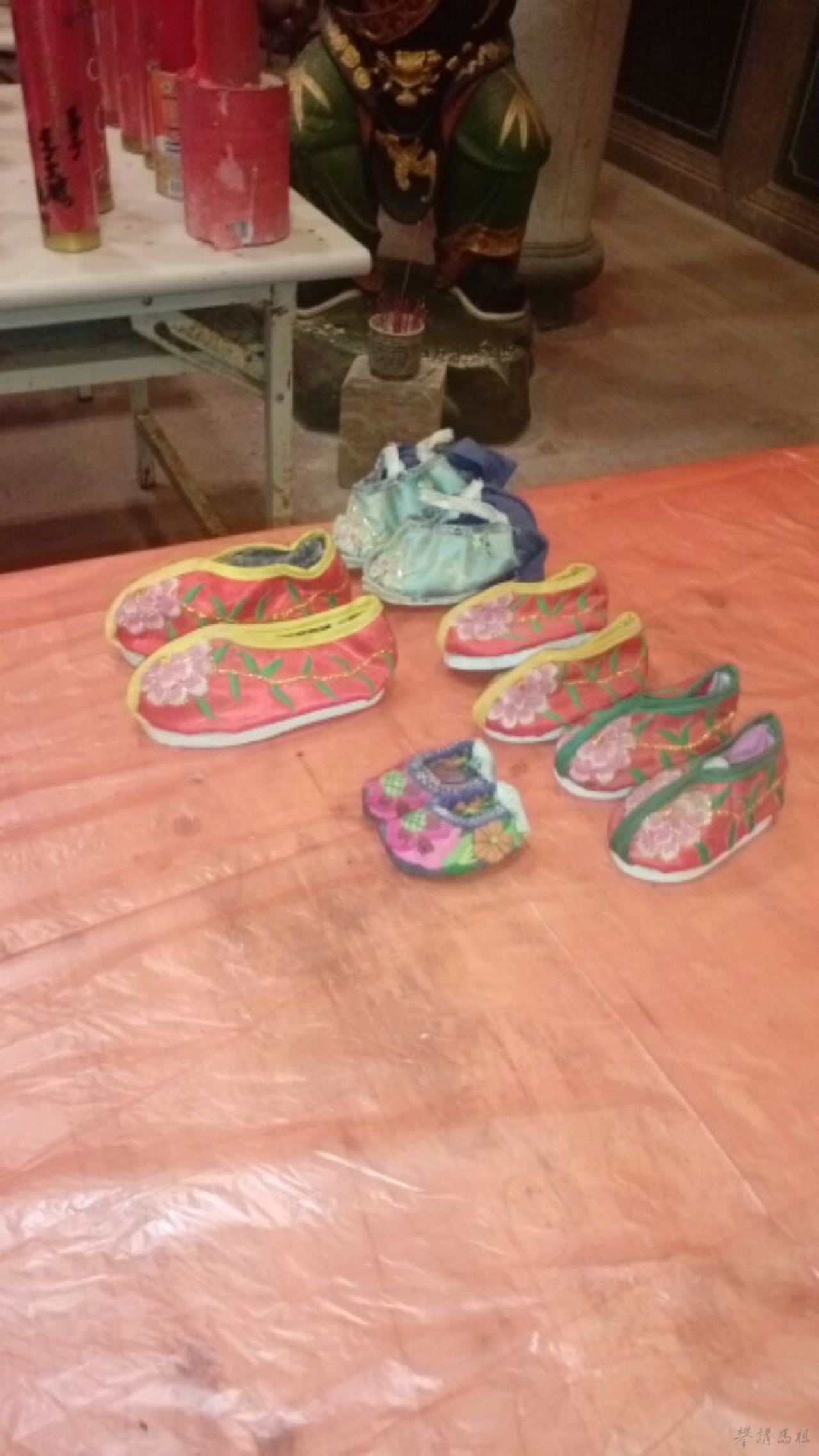牛峰境「擺嬭」時供在案桌上的嬰兒鞋。曹爾嵐村長提供