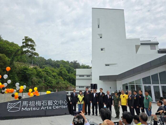 貴賓在新演藝廳前合影留念。(資料來源：113年5月12日的〈馬祖日報〉)