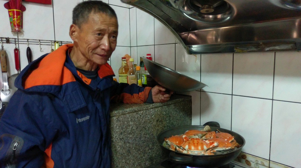 黃鵬武先生和他的蒸螃蟹(由黃慧珊小姐提供)