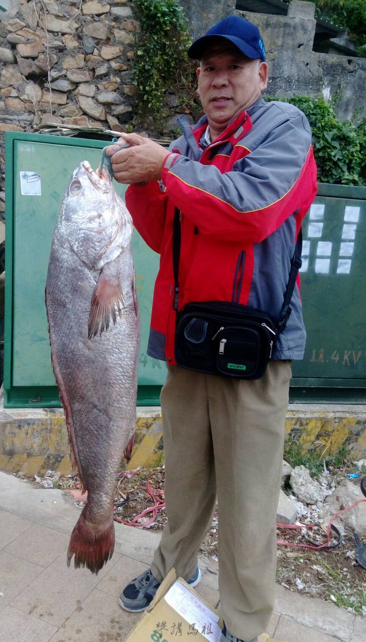 (圖6.王長明先生與大鮸魚。照片為王榕樂先生提供。